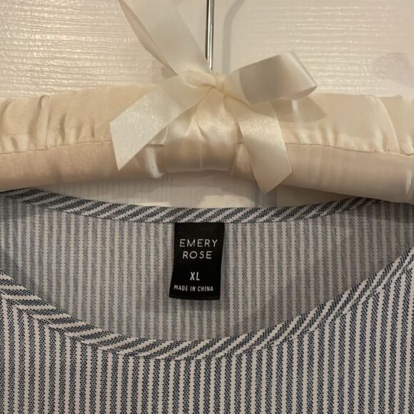 Emery Rose XL Polyester top 🌻 - Picture 2 of 6